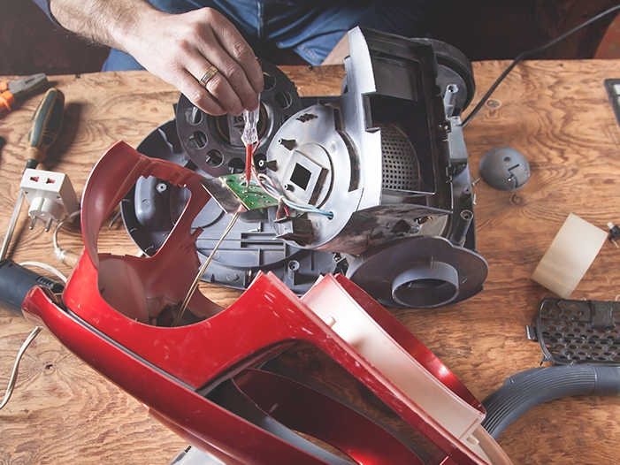 Reparación y mantenimiento de equipos de limpieza.